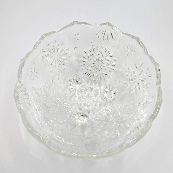 Vintage Mikasa 6" Footed Crystal Snowflake Bowl - Picture 5 of 13